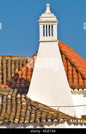 Portogallo Algarve : i camini Ci sono una caratteristica del patrimonio architettonico di questa regione. Alcuni sono molto elaborati ed estetici Foto Stock