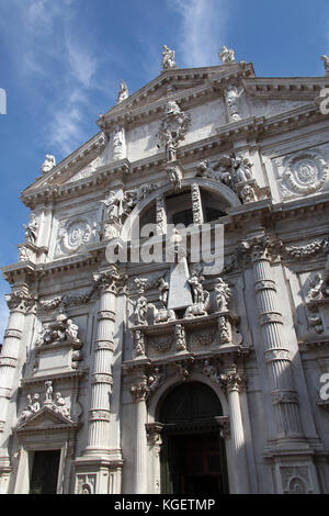 Città di Venezia Italia. Vista pittoresca della façade facciata occidentale esterna, della Chiesa di San Moisè del XVII secolo. Foto Stock