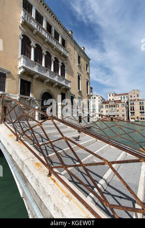 Città di Venezia Italia. vista pittoresca su un ponte privato (ponte privato) oltre il rio de san vio, a campo San Vio. Foto Stock