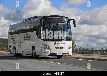 SALO, FINLANDIA - 29 AGOSTO 2015: Autobus VDL futura bianco sulla strada a Salo. La nuova futura fu introdotta nel 2010 e vinse l'International Coach Foto Stock