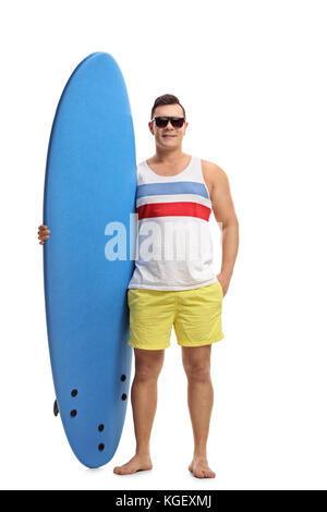 A piena lunghezza Ritratto di una giovane con una tavola da surf isolati su sfondo bianco Foto Stock