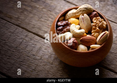 I dadi misti in ciotola di legno Foto Stock