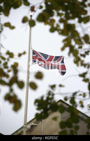 La bandiera dell'Unione vola a metà altezza sopra l'edificio del governo gallese a Cardiff in seguito alla morte dell'ex ministro del governo gallese Carl Sargeant. Foto Stock