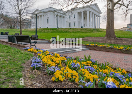 Mattina presso il Virginia State Capitol Building a Richmond con fiori. Foto Stock