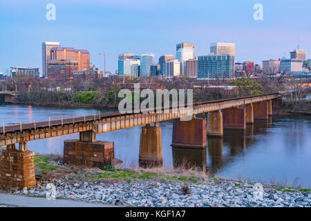 Richmond, Virginia notte dello skyline della città lungo il fiume James. Foto Stock