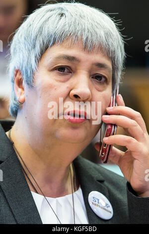 Bruxelles, Bxl, Belgio. 7 novembre 2017. Seyran Ates, avvocato e attivista tedesco durante la conferenza sull'Islam e le donne presso la sede del Parlamento europeo a Bruxelles, Belgio, il 07.11.2017 di Wiktor Dabkowski crediti: Wiktor Dabkowski/ZUMA Wire/Alamy Live News Foto Stock