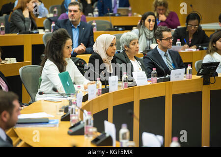 Bruxelles, Bxl, Belgio. 7 novembre 2017. Donna ascolta il discorso di Wiktor Dabkowski durante la conferenza "Islam e donne” presso la sede del Parlamento europeo a Bruxelles, Belgio, il 07.11.2017 Foto Stock