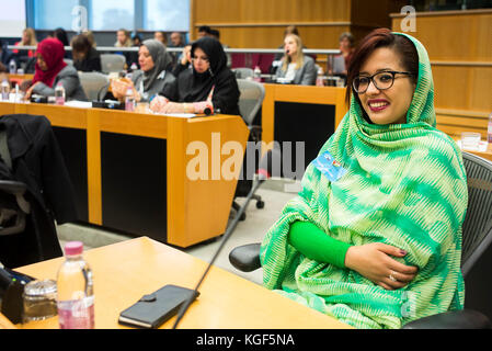 Bruxelles, BXL, Belgio. 7 nov, 2017. donna ascoltare il discorso durante la conferenza conferenza su "l'islam e le donne'' al Parlamento europeo con sede a Bruxelles, in Belgio, il 07.11.2017 da wiktor dabkowski credito: wiktor dabkowski/zuma filo/alamy live news Foto Stock