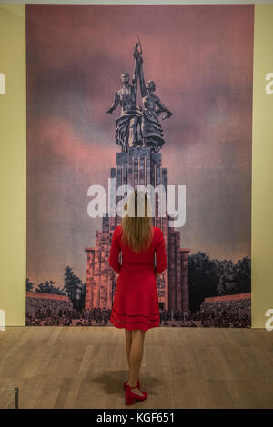 Londra, Regno Unito. 7 Nov, 2017. Tate Modern nuovo quartiere fieristico della stella rossa sopra la Russia in occasione del centenario della Rivoluzione di Ottobre. La mostra offre una storia visiva dell'Unione Sovietica, rivelando come sismica eventi politici ha ispirato una ondata di innovazione in arte e design grafico. Con oltre 250 poster, dipinti e fotografie, molti sul display per uso pubblico per la prima volta. Credito: Guy Bell/Alamy Live News Foto Stock