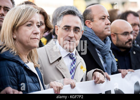 I sindaci catalani tengono lo striscione "libertà per i prigionieri politici” durante l'evento a sostegno del governo della Catalogna di fronte al quartier generale dell'Unione europea a Bruxelles, Belgio nel 07.11.2017 il presidente della Catalogna è fuggito in Belgio e ha affermato che la Spagna stava preparando un'ondata di oppressione e violenza contro il suo movimento separatista. Di Wiktor Dabkowski | utilizzo in tutto il mondo Foto Stock