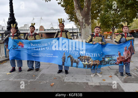 Londra, Regno Unito. 7 Nov, 2017. Ballerini indossando il tradizionale cinese della dinastia Han costumi preparare allo stadio una performance sulla banca del sud come parte di una promozione di cinese della provincia di Shaanxi durante il World Travel Market, il principale evento mondiale per il settore dei viaggi, che si svolge nella zona est di Londra. Credito: Stephen Chung/Alamy Live News Foto Stock