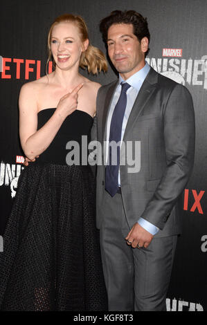 Deborah Ann Woll e Jon Bernthal partecipano alla serie televisiva Netfilx di 'The Punisher' all'AMC Loews il 6 novembre 2017 a New York City. Foto Stock
