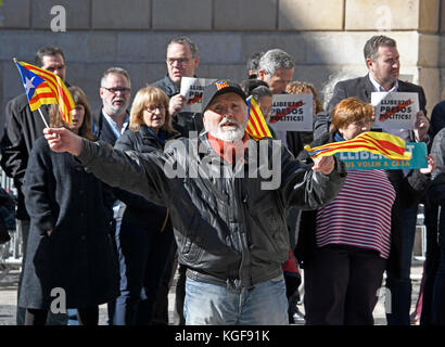 Un uomo non identificato sventola le bandiere catalane sulla strada di fronte al Palau de la Generalitat de Catalunya come lui e altri sostenitori per l'indipendenza catalana dalla Spagna martedì 7 novembre 2017. L'edificio è un palazzo storico di Barcellona, in Catalogna, che ospita gli uffici della Presidenza della Generalitat de Catalunya Barcellona. Credito: Ron Sachs/CNP /MediaPunch Foto Stock