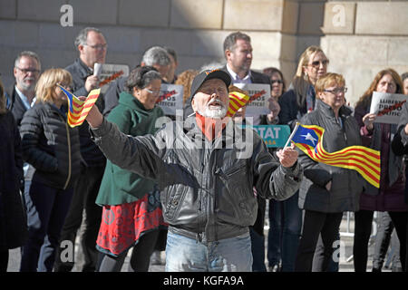 Un uomo non identificato ondeggia bandiere catalane per la strada di fronte al Palau de la Generalitat de Catalunya mentre lui e altri difendono l'indipendenza della Catalogna dalla Spagna martedì 7 novembre 2017. L'edificio è un palazzo storico di Barcellona, in Catalogna, che ospita gli uffici della Presidenza della Generalitat de Catalunya Barcelona. Credito: Ron Sachs/CNP - NESSUN SERVIZIO DI TELECOMUNICAZIONE - foto: Ron Sachs/Consolidated/dpa Foto Stock