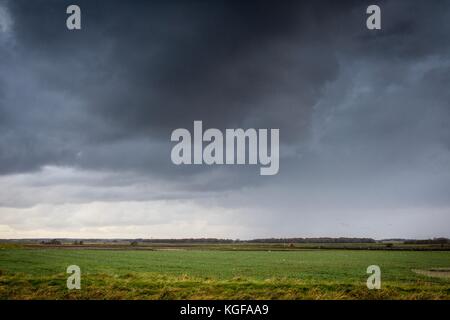 Sefton, Merseyside, Regno Unito. Il 7 novembre 2017. Le perturbazioni atmosferiche sistema guardando attraverso la campagna del Lancashire. Pioggia investendo in distanza. Credito: John Callaghan/Alamy Live News Foto Stock