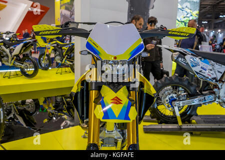 Milano, Italia - 07 novembre: visitatori partecipare all'apertura di Eicma 2017, l'International Motorcycle Fair, il 7 novembre 2017 a Milano, Italia.credit: Alessandro mazzola/risveglio/alamy live news Foto Stock