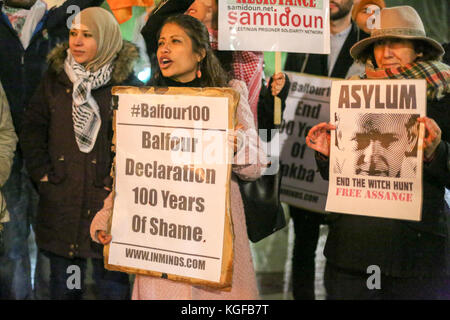 Londra, Regno Unito. 7th novembre 2017. Dimostrazione al di fuori della Royal Albert Hall che ospita il concerto del Balfour 100, per mostrare sostegno alla resistenza palestinese contro il sionismo e la loro richiesta di boicottaggio culturale degli eventi israeliani e sionisti. Credito: Penelope Barritt/Alamy Live News Foto Stock