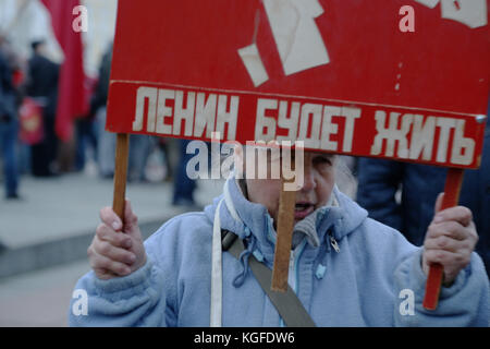 Mosca, Mosca, Russia. 7 novembre 2017. Una donna ha visto reggere uno striscione che diceva "Lenin vivrà". Migliaia di persone hanno marciato verso Piazza della Rivoluzione nel centro di Mosca per commemorare il 100° anniversario della Rivoluzione russa. Molti portavano ritratti di Lenin, Stalin e bandiere con l'emblema dell'Unione Sovietica. La marcia includeva anche persone provenienti da diversi paesi tra cui Cina, Italia, Venezuela, Brasile e Cuba. Crediti: Nicholas Muller/SOPA/ZUMA Wire/Alamy Live News Foto Stock