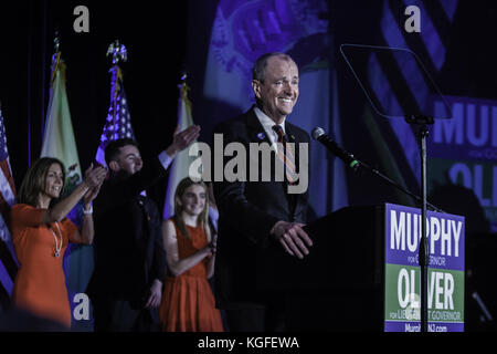 Asbury Park, New Jersey, Stati Uniti. 7 novembre 2017. PHIL MURPHY, Governatore eletto NJ-D appare sul podio dell'Asbury Park Convention Hall ad Asbury Park, NJ, Murphy ha sconfitto il tenente governatore in carica Kim Guadagno, NJ-R. Credito: Brian Branch Price/ZUMA Wire/Alamy Live News Foto Stock