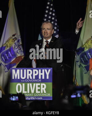 Asbury Park, New Jersey, USA. 7 nov, 2017. phil murphy, il governatore eletto nj-d appare al podio di asbury park convention hall di asbury park, new jersey, murphy sconfitto incombente lt. gov. kim guadagno nj-r credito: Brian ramo prezzo/zuma filo/alamy live news Foto Stock