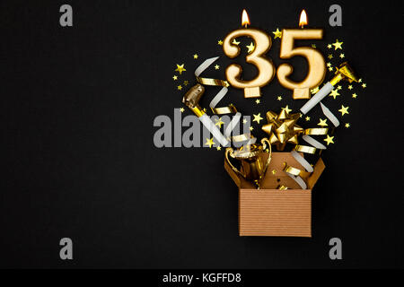 Numero 35 celebrazione oro candela e confezione regalo sfondo Foto Stock