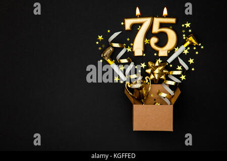 Numero 75 celebrazione oro candela e confezione regalo sfondo Foto Stock