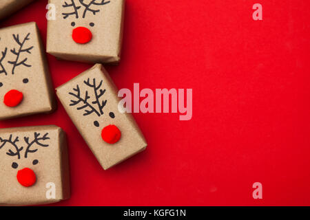 Regalo di natale di scatole con facce di renne Foto Stock