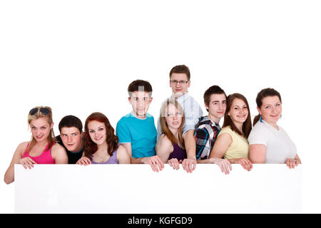 Giovane adolescente felici amici azienda big banner bianco Foto Stock