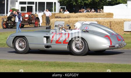 Sir Stirling Moss guida del 1955 Mille Miglia vincendo Mercedes SLR Foto Stock