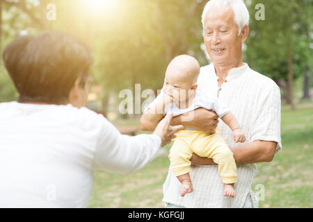 Coppia senior con baby nipote, asian nonni famiglia, vita il concetto di assicurazione. Foto Stock