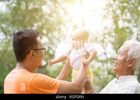 Felice nonno, padre e nipote del bambino al parco all'aperto. Asian multi generazioni la famiglia. Foto Stock