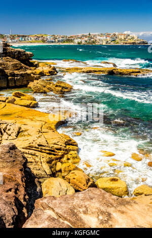 Il Sud La spiaggia di Bondi promontorio durante il 2017 le sculture del mare a Sydney, NSW, Australia Foto Stock