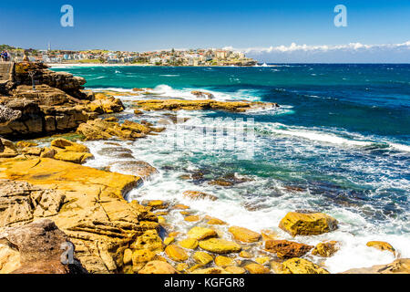 Il Sud La spiaggia di Bondi promontorio durante il 2017 le sculture del mare a Sydney, NSW, Australia Foto Stock