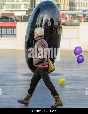 Donna che cammina lungo Southbank di Londra. Foto Stock