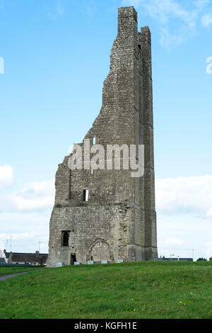 Il giallo campanile, precedentemente noto come il Campanile di St Mary's Abbey nella città di rivestimento, nella contea di Meath vicino a Dublino Repubblica di Irlanda Foto Stock