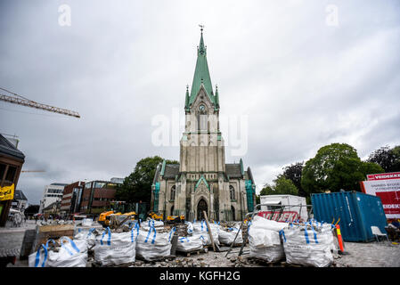 Kristansand, Norvegia, 29 luglio 2017: chiesa in Kristiansand durante la ristrutturazione della piazza antistante. Foto Stock