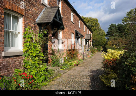 Un bene calcata percorso che conduce agli ex lavoratori' cottages in Styal, Cheshire, Regno Unito Foto Stock