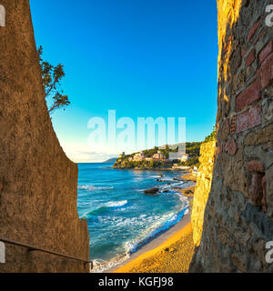 Castiglioncello tramonto sulla scogliera di roccia baia, la spiaggia e il mare. Toscana, Italia, Europa Foto Stock