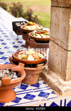 Tajine pentole in ceramica cottura lenta su carbone di legna in un ristorante esterno marocco africa Foto Stock