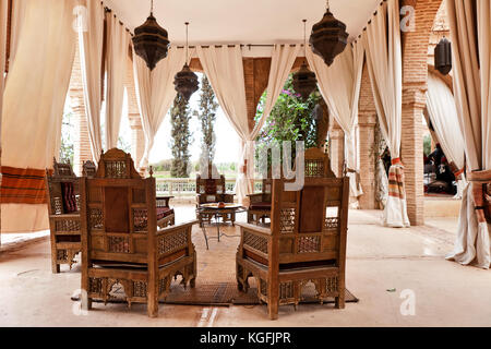 Vista interna di un arabian riad tenda con arredamento tradizionale, moquette, Marrakech, Marocco, Africa del nord. Foto Stock