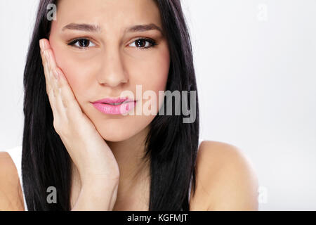 Giovane donna nel dolore è di avere mal di denti Foto Stock