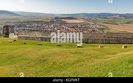 Castello di Spis, cortile con vista sulla città in Slovacchia. spissky hrad, monumento culturale nazionale unesco, uno dei castelli più grandi in Europa centrale. Foto Stock