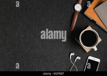 In stile minimalista di stock di foto aeree di un iphone, cuffie, notebook, guardare e coffee plus camera per aggiungere il testo a sinistra. Foto Stock
