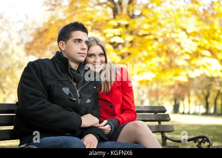 Giovane amore giovane seduto su un banco di lavoro, trascorrendo del tempo libero Foto Stock