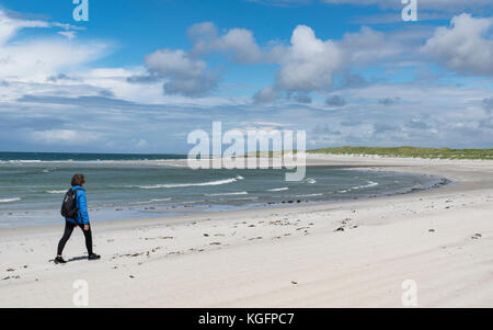 Unica donna a camminare sulla spiaggia Howmore, Sud Uist, nelle Ebridi Esterne, Scozia. Foto Stock