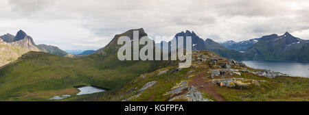 Vista dalla montagna segla al tramonto, senja isola, Norvegia. foto panoramica Foto Stock