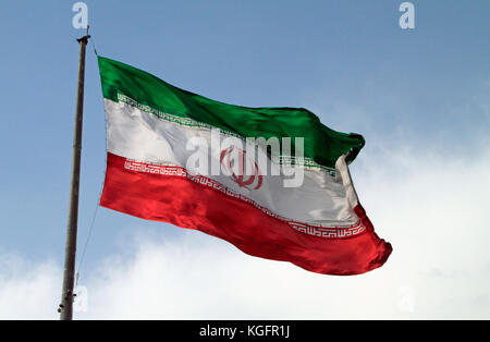 Grande bandiera iraniana sventolare nel vento Foto Stock