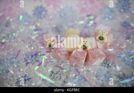 Abbastanza cibo di natale immagine di fotografia con le tradizionali delizie turche jelly tratta con simpatico orso polare iced decorazioni su sfondo lucido Foto Stock