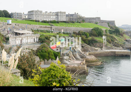 Righe del Vittoriano capanne balneare affacciato sul Plymouth Sound sulla strada Hoe di Plymouth, Devon, Regno Unito Foto Stock