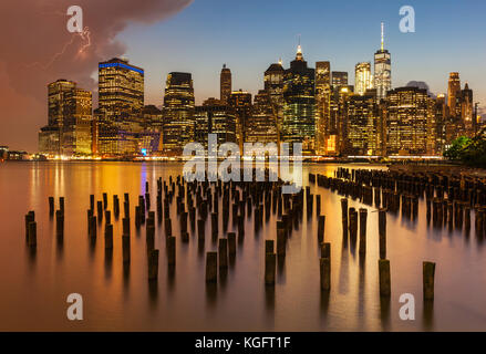 Skyline di new york New York Stati Uniti new york skyline di manhattan cielo tempestoso proveniente in tutta Manhattan e la skyline di New York East River molo di Brooklyn New York Stati Uniti d'America Foto Stock